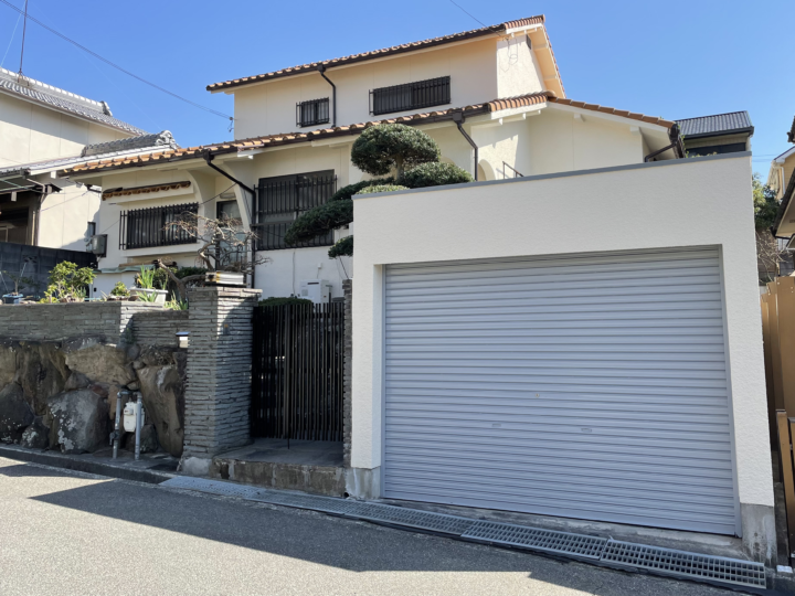 神戸市垂水区　K様邸　お住まいと車庫を同じカラーで外壁塗装！一体感のある美しい外観に！