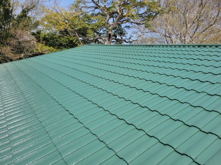 淡路島南あわじ市T様邸　フッ素塗料特有の汚れを弾く性能により、長期間屋根の防水性を保ちます！