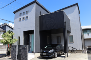 淡路島洲本市K様邸　グレーとブラックの組み合わせで、都会的でスタイリッシュな印象の外観に！