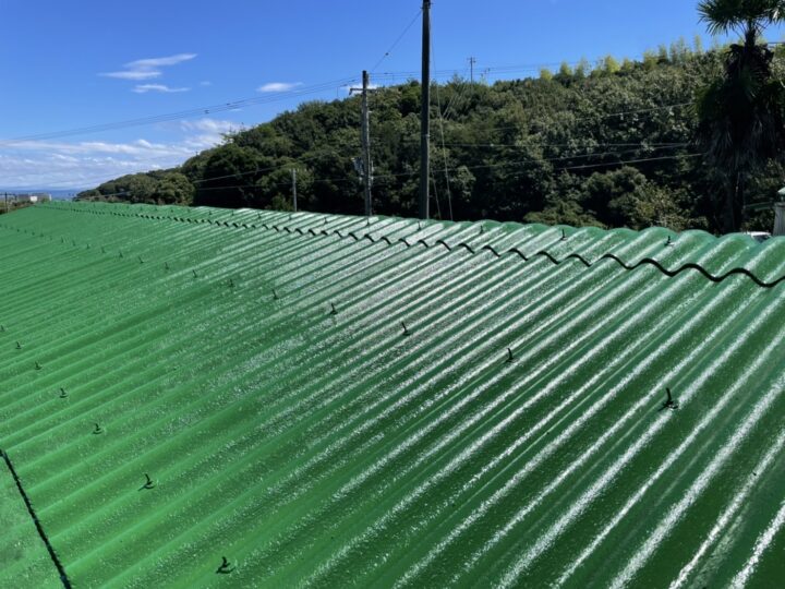淡路島淡路市N様【倉庫屋根塗装】　青空に映える鮮やかなグリーンの屋根に！