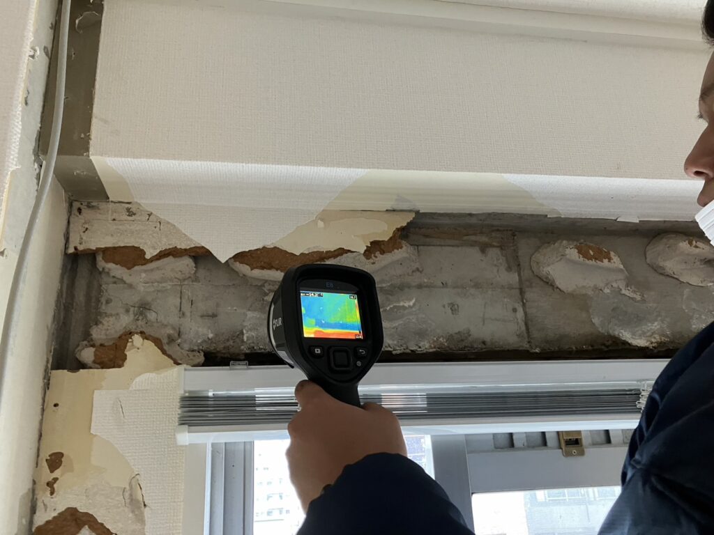 神戸市の建物を散水調査で雨漏りの症状・原因を調べている様子です。