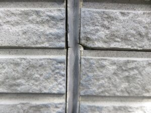 淡路島南あわじ市O様邸で外壁塗装工事前にコーキングが剥がれている様子です。　