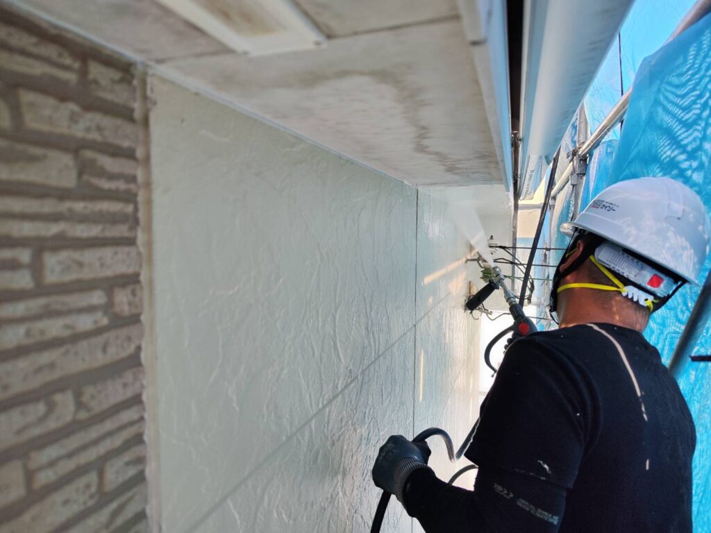 神戸市須磨区N様邸のお住まいの外壁塗装前に高圧洗浄で汚れを落とします。