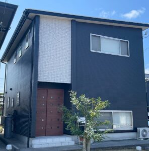 南あわじ市 B様邸 おしゃれなネイビーの外観に仕上がりました✨