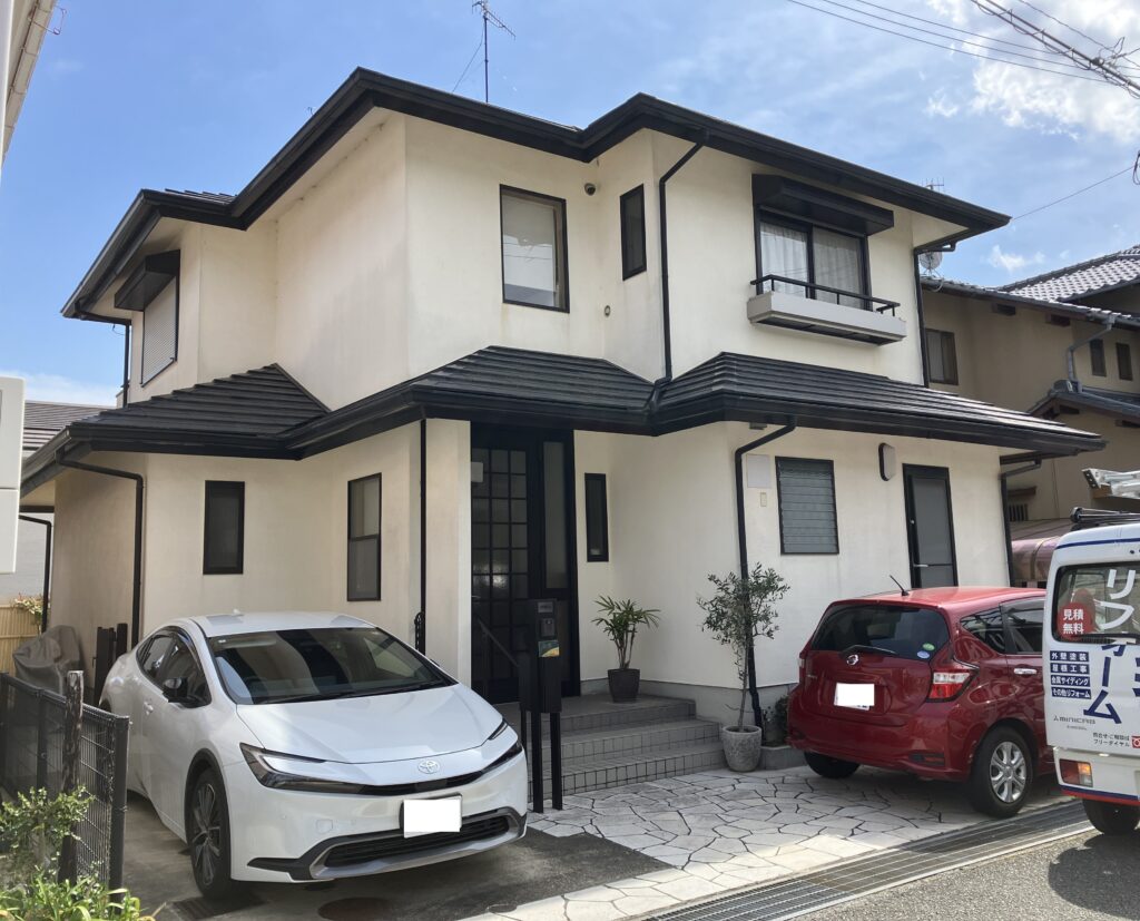 神戸市垂水区のお住まいで外壁塗装と屋根塗装を施工前の外観です。