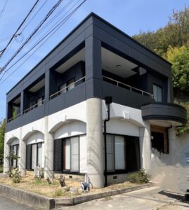 洲本市 N様邸 流行しているツートンカラーでおしゃれな外観に仕上がりました✨