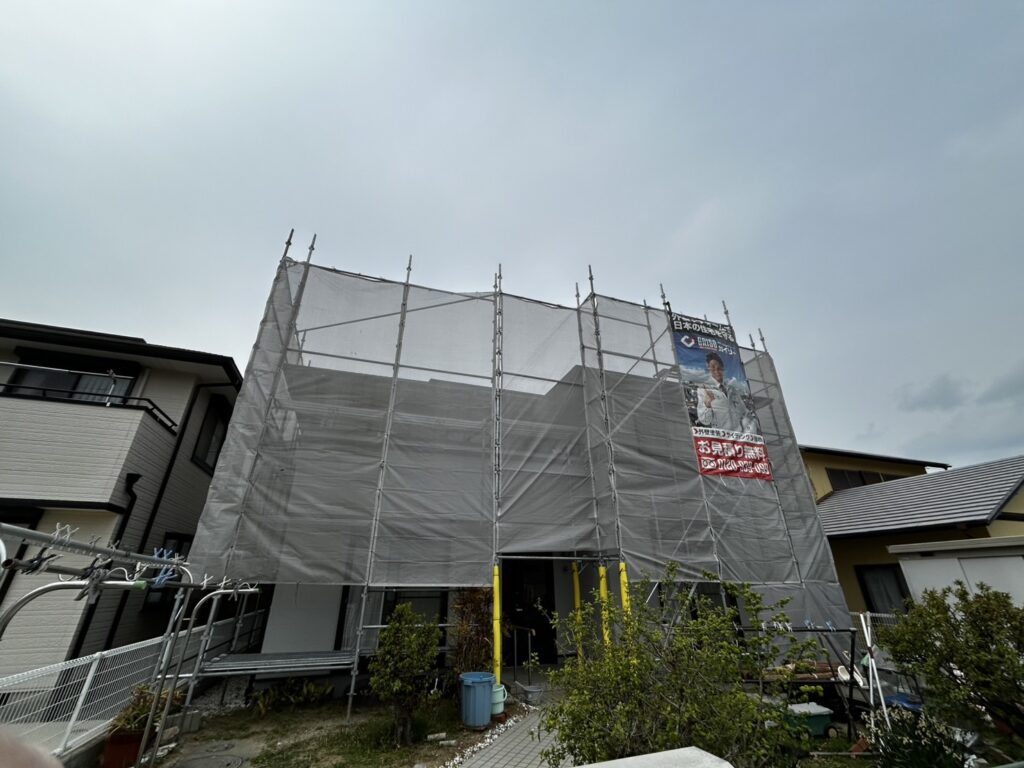 淡路島洲本市F様邸で外壁塗装、屋根塗装前に足場組立の様子です。